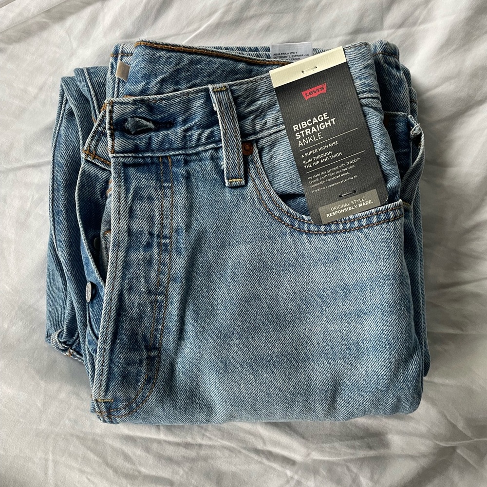 Levi's Ribcage Straight Ankle Jeans - Light Wash Blue